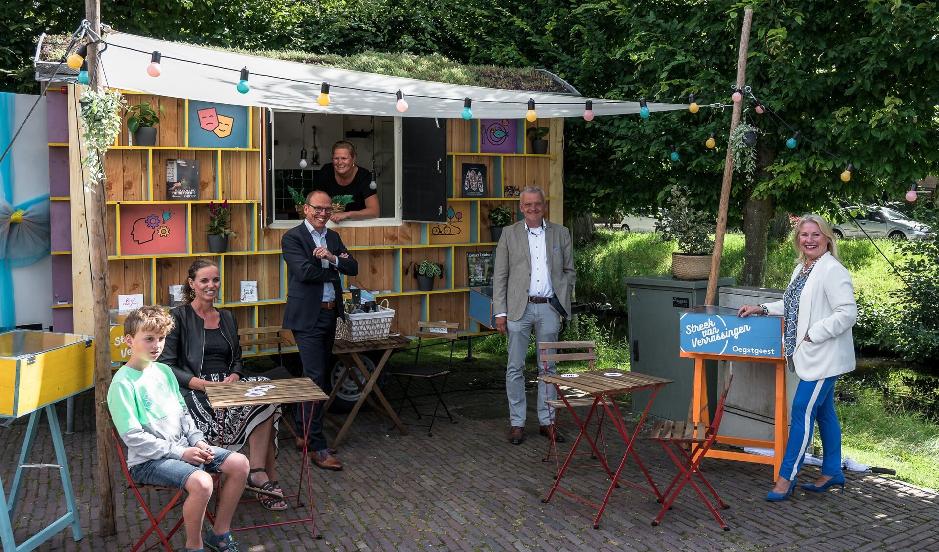 Het streekhuis met links de eerste logees, Tamara en Kobe, tweede van rechts wethouder Daan Binnendijk, verder en de marketingmanagers van Katwijk, Leiden en Oegstgeest. 