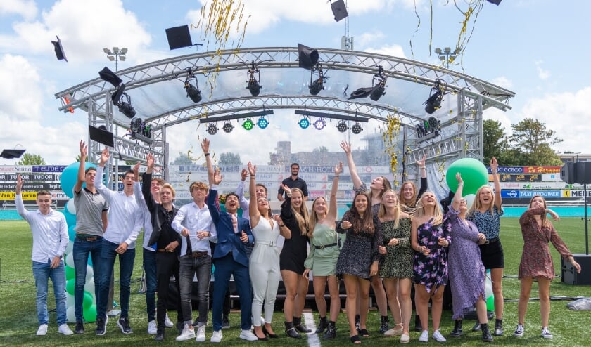 De 'graduation hats' vliegen de lucht in tijdens de diploma-uitreiking op het Northgo College. | Foto: Paul Lichtenbeld