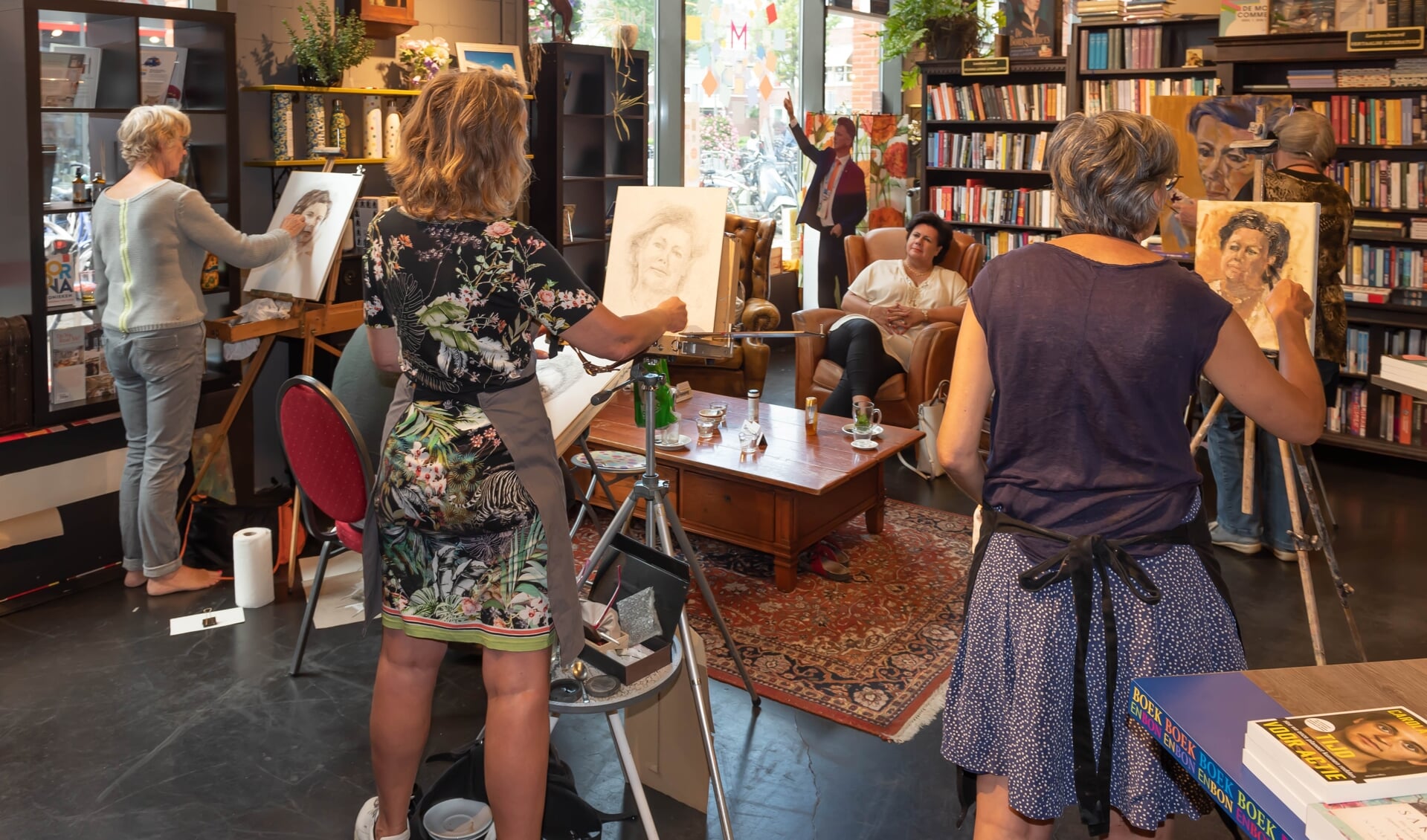 Burgemeester Wendy Verkley poseerde voor de kunstenaars van MEERkunst in het Cultuurcafé. | Foto: Richard van Egmond / tekst: Ina Verblaauw
