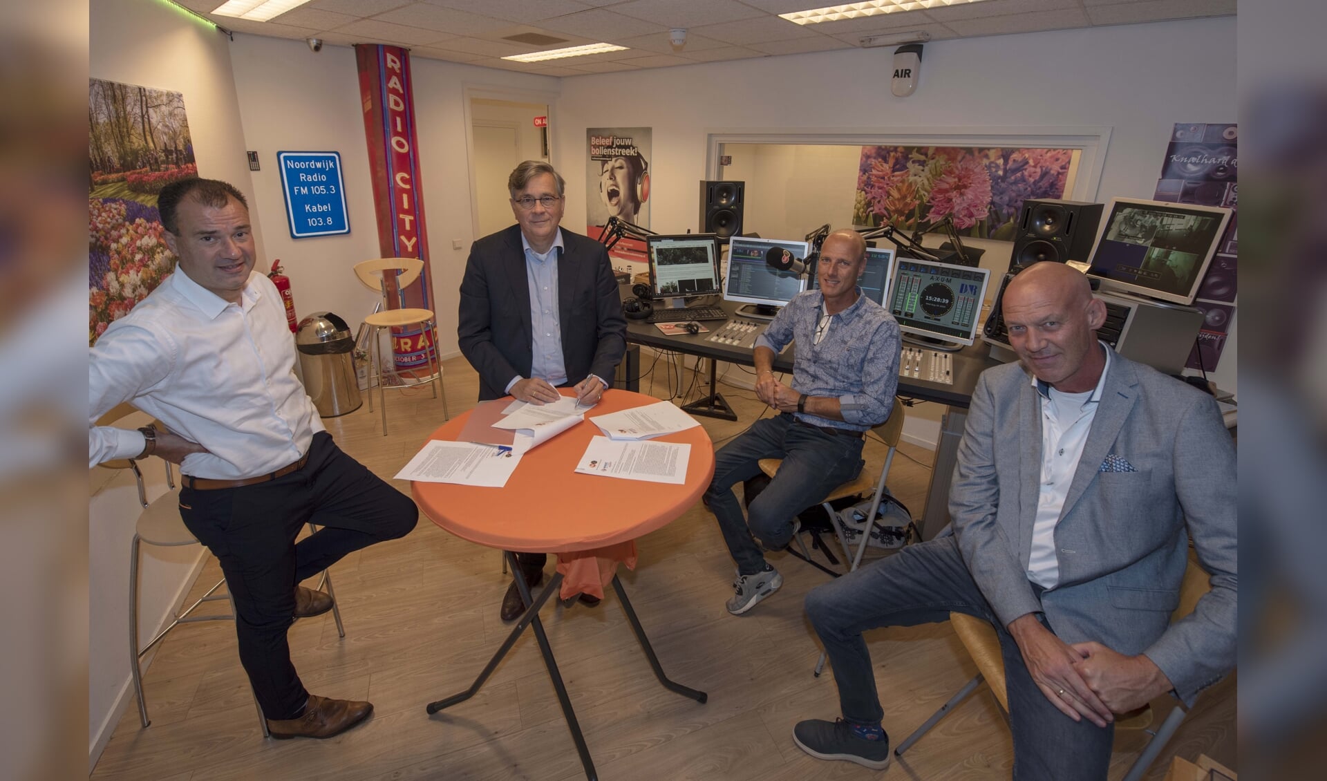 Henk Ruijl (hoofdredacteur Omroep West, Gerard Milo (Alg. Directeur Omroep West), Peter Vente (Voorzitter Bo) en Ard Zandbergen (Hoofdredacteur Bo).