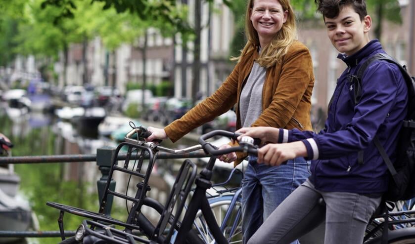 Leonne en zoon Mats oefenen de route naar school.