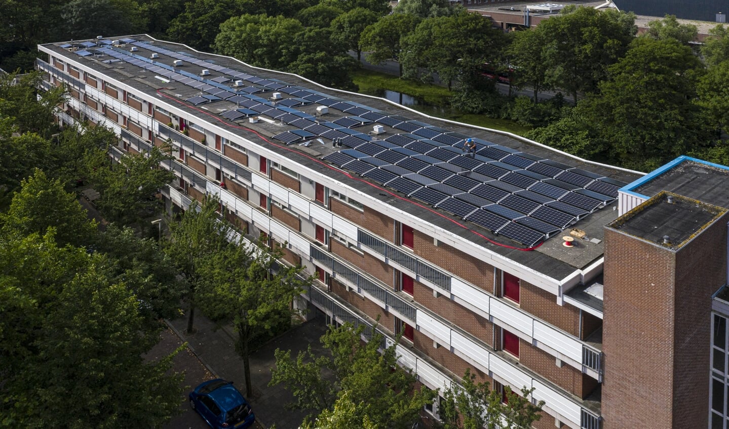 Zonnepanelen op het dak van het flatgebouw aan de Langendijkdreef in Leiderdorp.