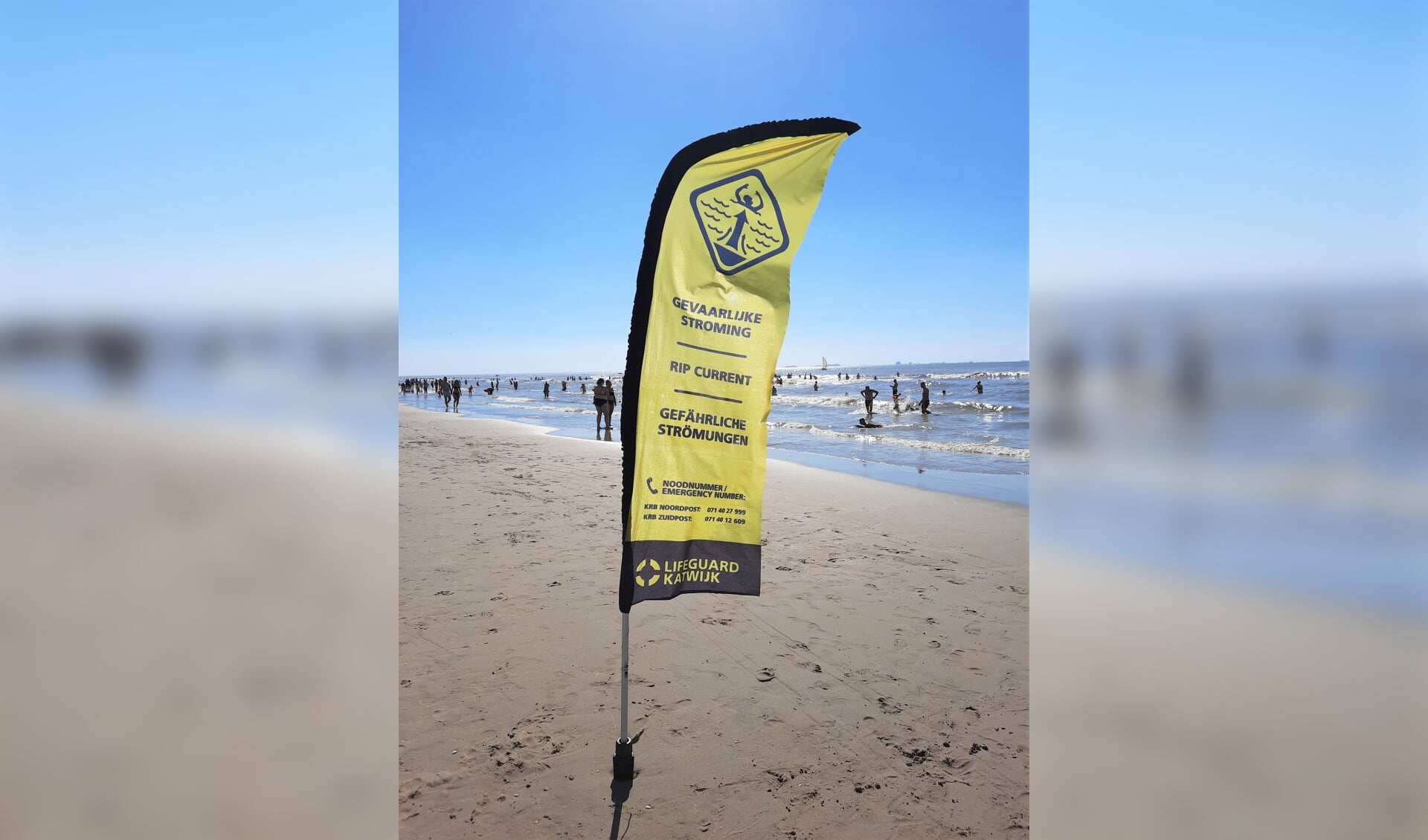 Met beachflags worden muien gemarkeerd op het strand. | Foto: SKvD
