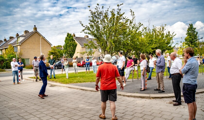 Wethouder Willem Joosten (in blauw pak) praatte op 19 augustus  met ca. 35 bewoners over de plannen voor een knip in de Van Poelgeestlaan.   