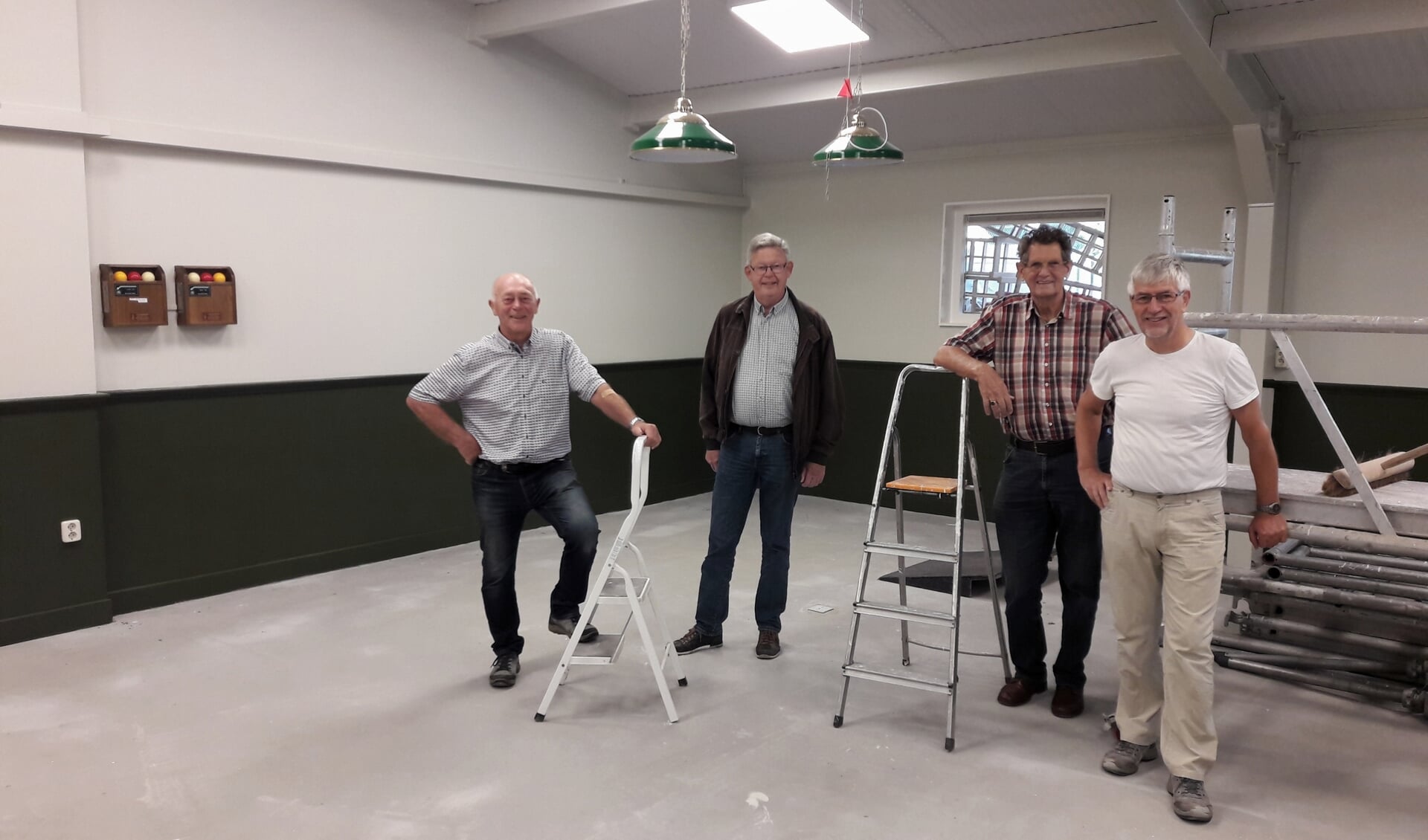 Voorzitter Cor van Steijn (l) en secretaris Wim van Kampen in het clubhuis, waar veel vrijwilligers een handje helpen. | Foto: MV