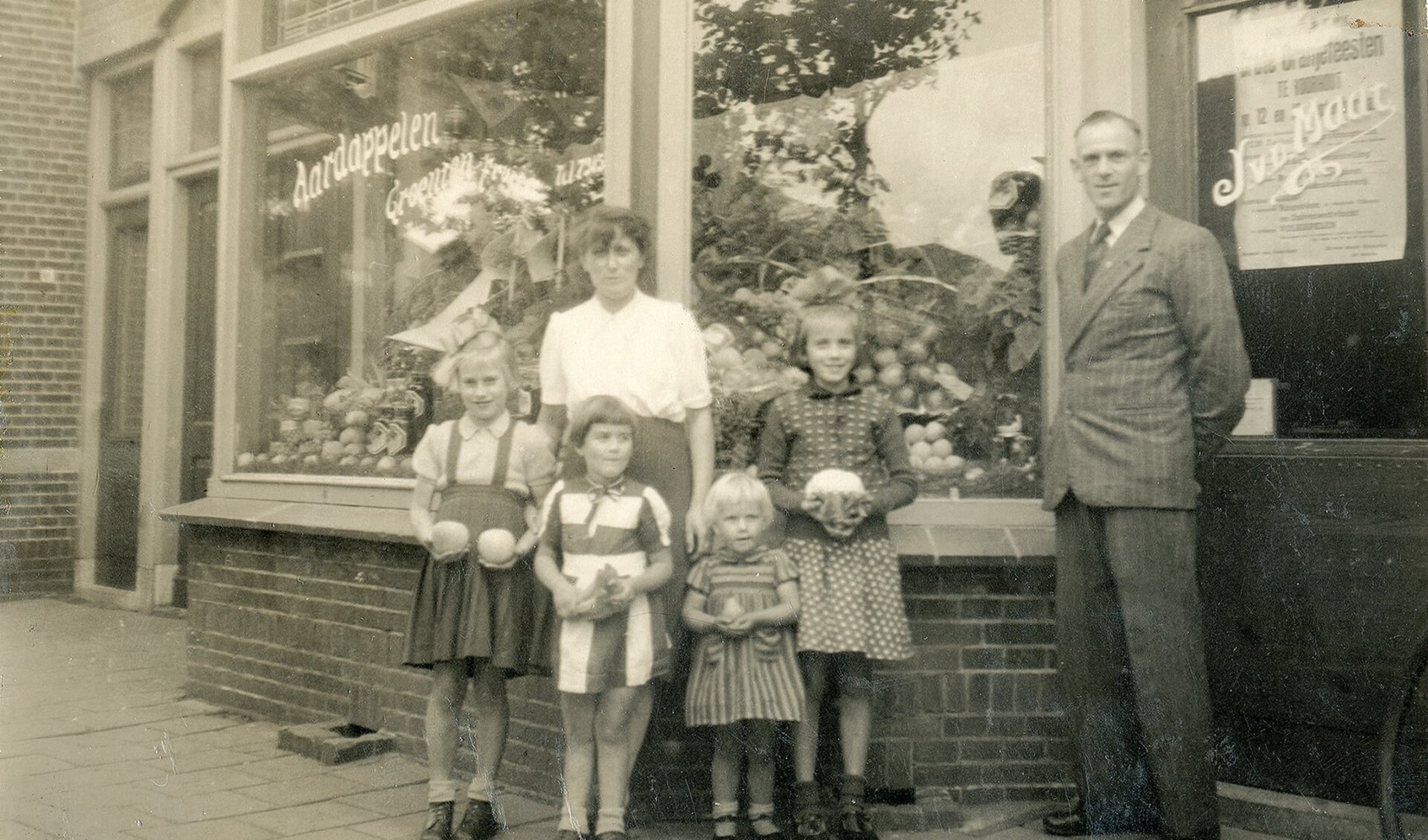 De familie Van der Maat voor hun winkel aan de Herenstraat 59 (vermoedelijk medio jaren 50).