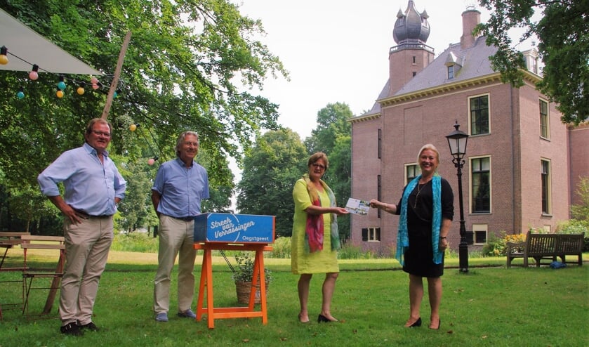 Een feestelijk moment: het eerste exemplaar van de fietsroute wordt overhandigd. | Foto Willemien Timmers