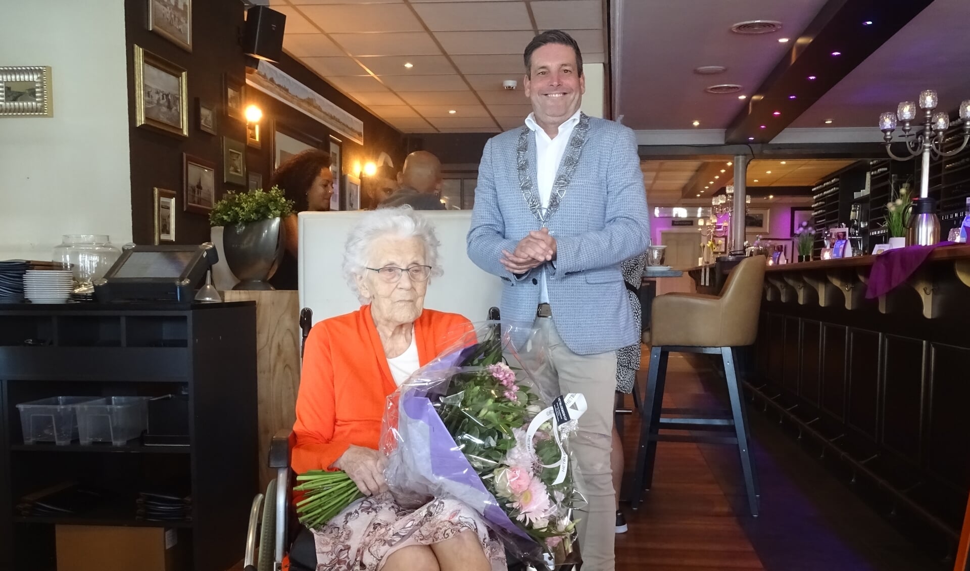 De 100-jarige mevrouw Snaar en 
locoburgemeester Dennis Salman van Noordwijk.