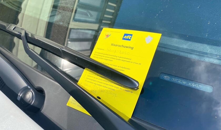 'Bij herhaling kan proces-verbaal worden opgemaakt of dit voertuig worden weggesleept', was op het briefje te lezen. |
