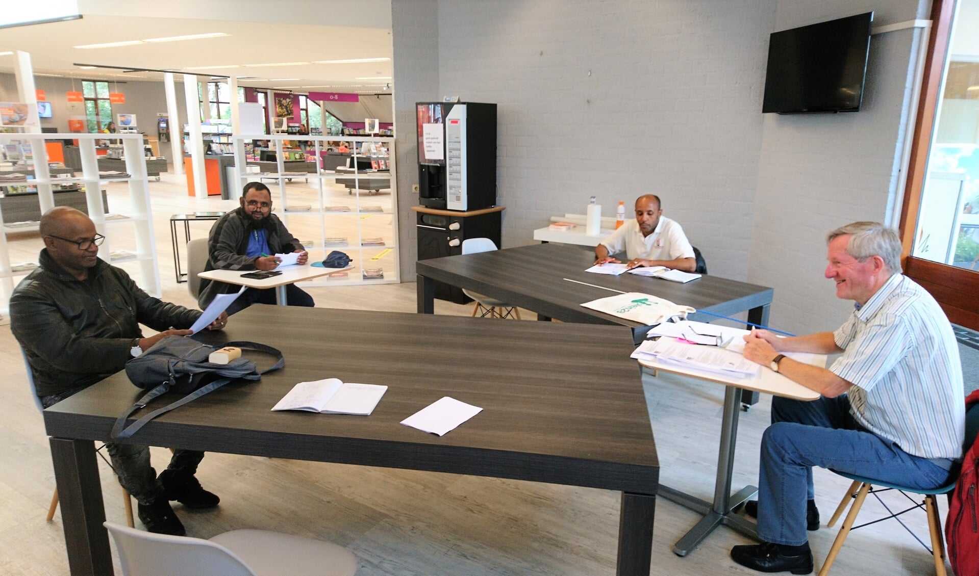 In kleine groepjes krijgen mensen die beter Nederlands willen spreken en lezen les in het Taalcafé. | Foto: pr
