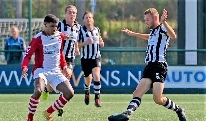 Melvin van Stijn draait hier door de Emmen-verdediging maar zijn assist levert geen doelpunt op. | Foto: Johanna Oskam