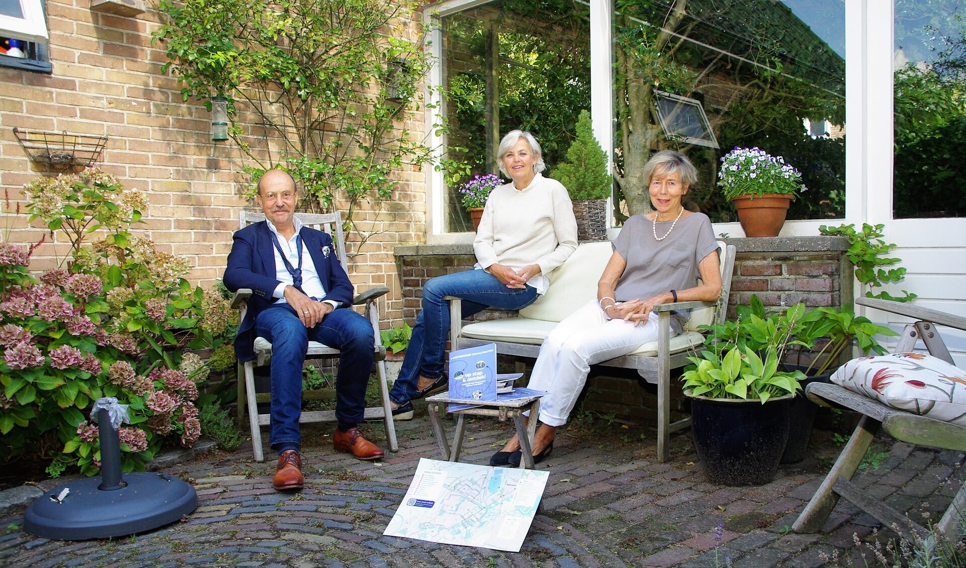 Jan Halin, Saskia Baatenburg de Jong en Lineke Hofdijk promoten de dwaaltochten door ons dorp. | 