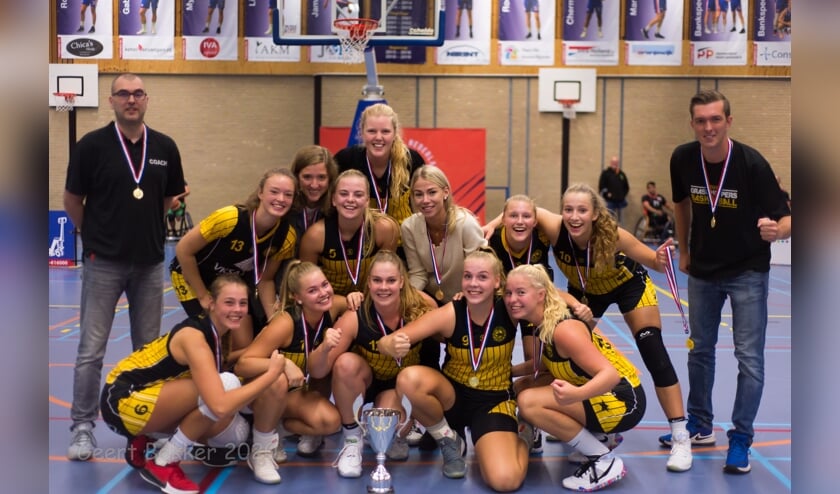 Het winnende team met de beker. | Foto: Geert Bekker