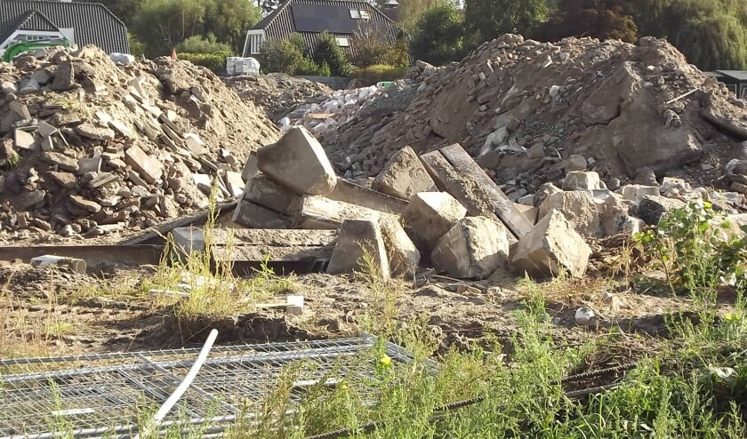 De opgegraven drakentanden achter villa Vredesteyn.