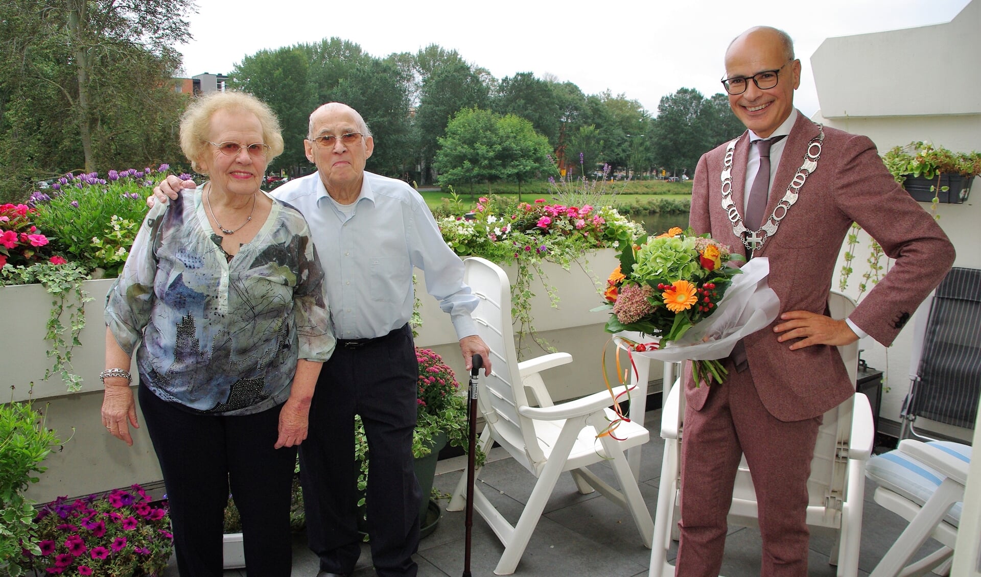 Felicitaties en bloemen van burgemeester Jaensch voor het jubilerende echtpaar. | Foto Willemien Timmers