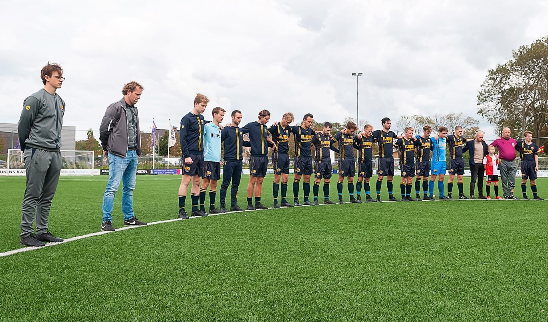 Het eerste elftal stond stil bij het overlijden van vv Oegstgeest clubicoon Hennie van der Hoeven. | Foto Lichtenbeldfoto