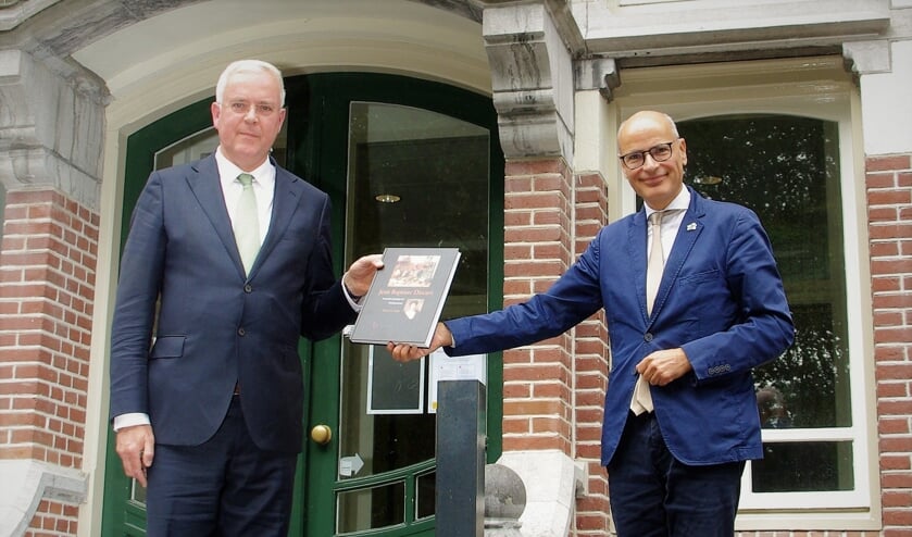 <p>Theo Kralt biedt zijn bijzondere boek aan aan burgemeester Emile Jaensch. | Foto Willemien Timmers&nbsp;</p>  