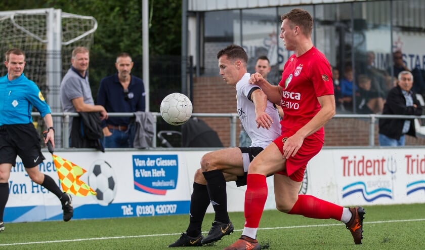 Toer Bouwman in gevecht met Clarence Bijl van ASWH. | Foto: OrangePictures