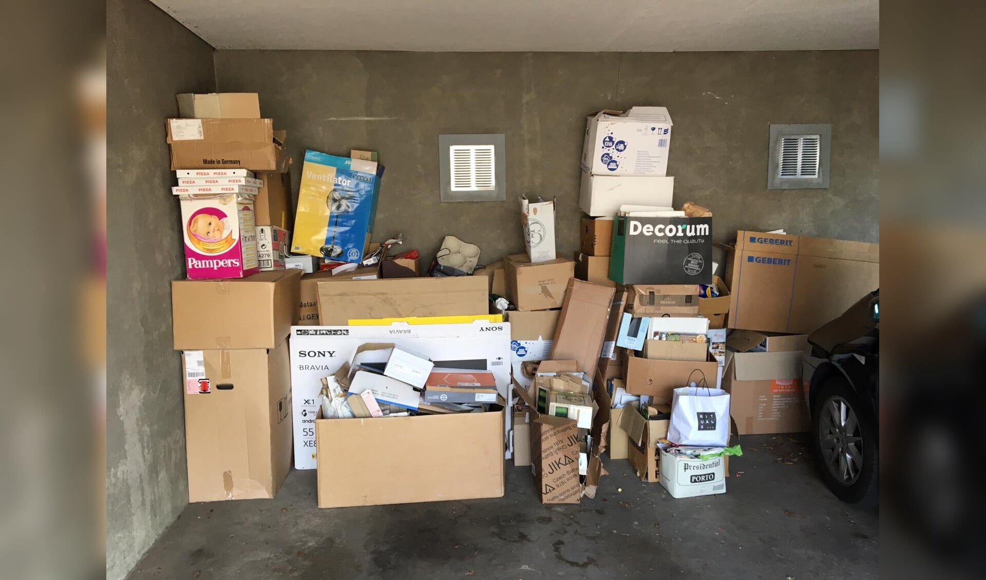 De voorraden oud papier stapelen zich in sommige garages op. | Foto: pr.