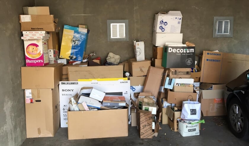 <p>De voorraden oud papier stapelen zich in sommige garages op. | Foto: pr.</p>