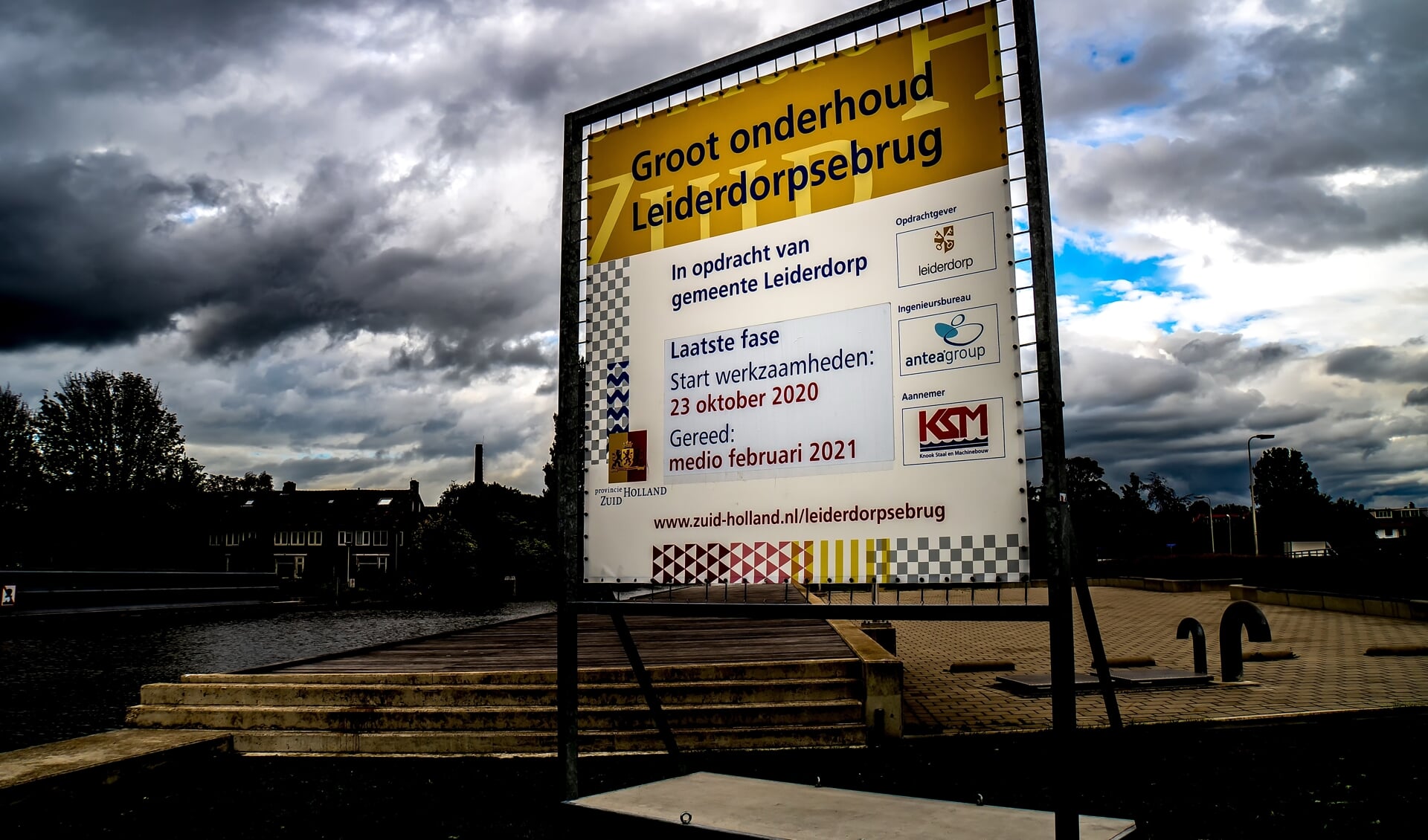 Ter hoogte van het Limesaqiaduct staat een bord om het vaarverkeer alvast te wijzen op het aanstaande onderhoud van de Stierenbrug. | Foto: J.P. Kranenburg