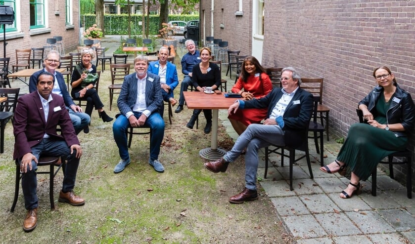 De tien gepassioneerde fotografen op de binnenplaats van Duinzigt. | Foto PR