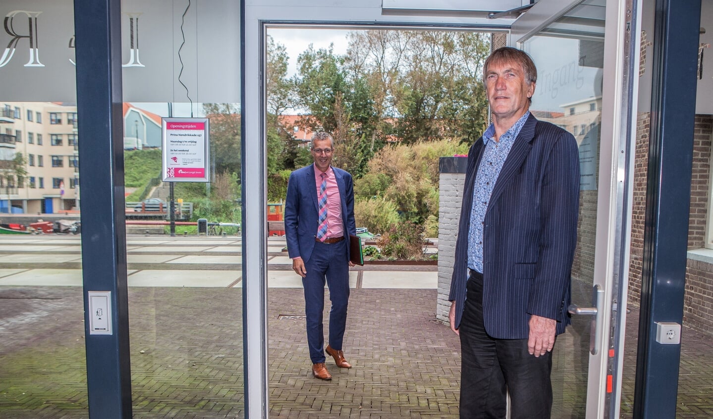 De gaande en komende directeurbestuurder bij zorgorganisatie DSV: Hennie Kenkhuis en Jan de Vries (met bril). | Foto: Adrie van Duijvenvoorde