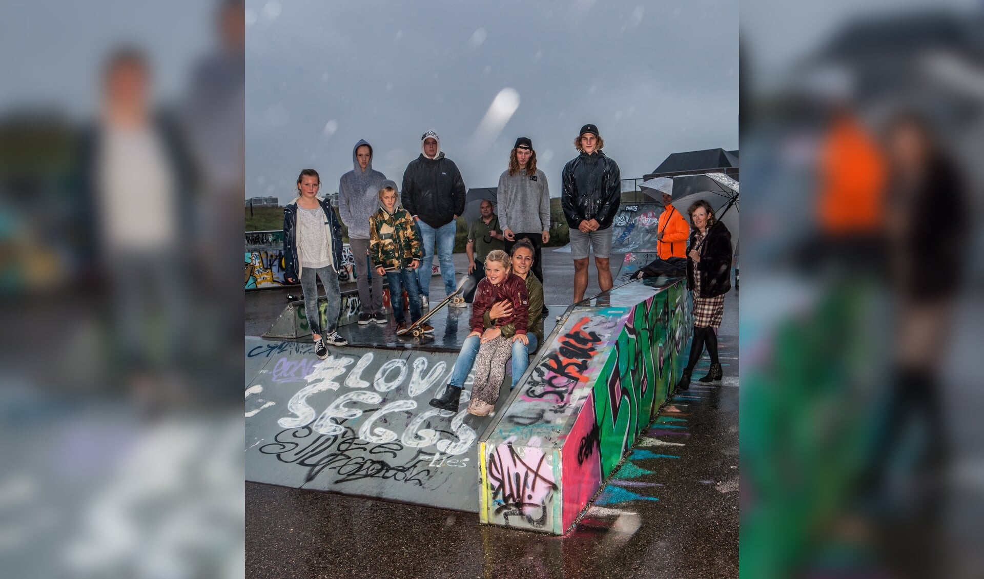 De initiatiefnemers en een aantal gebruikers van het skatepark. | Foto: Adrie van Duijvenvoorde