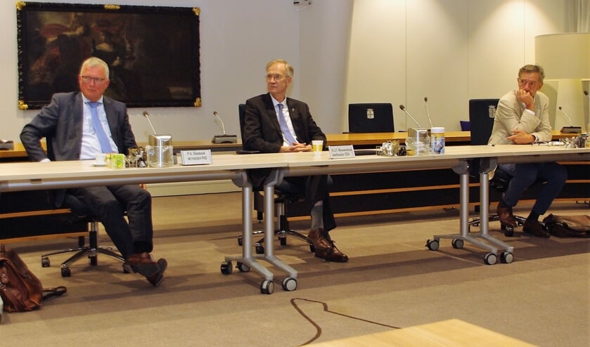 <p>Wethouder Peter Glasbeek (links) en zijn collega's bij hun hernieuwde aantreden op 14 september 2020. | Archieffoto </p>