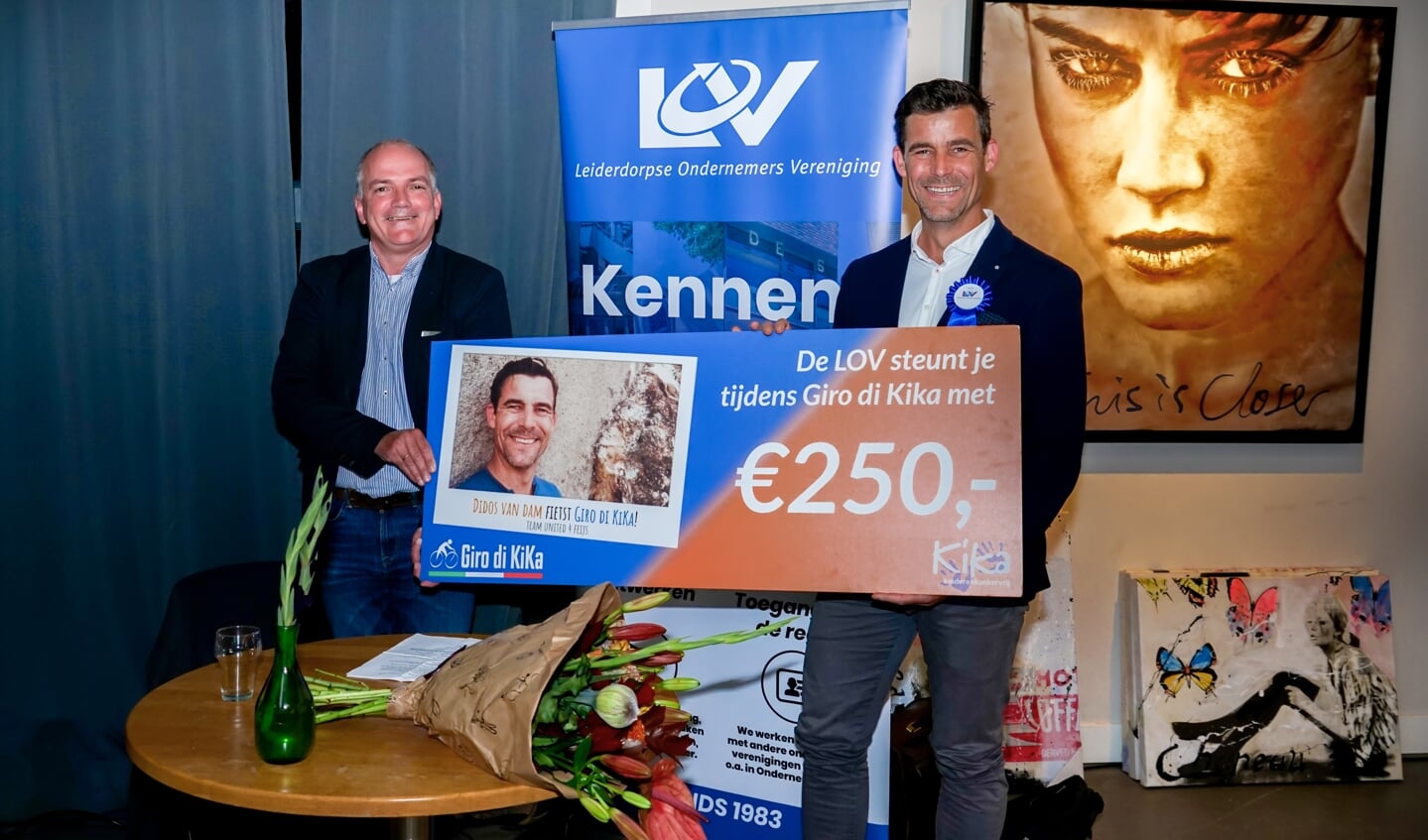 LOV erelid Didos van Dam werd verblijd met een cheque voor KiKa. Links LOV vicevoorzitter Herbert Zilverentant.