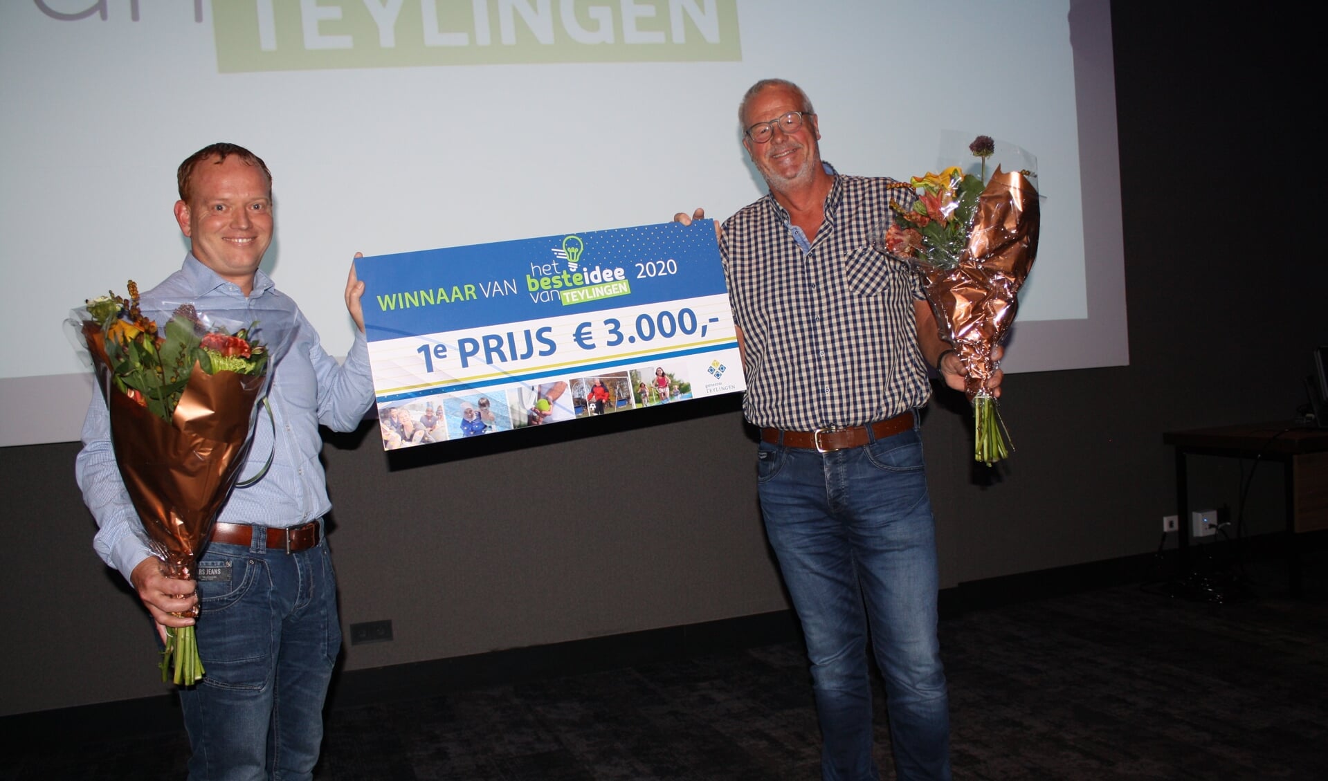 Korfbalvereniging TOP wint de eerste prijs voor wandelkorfbal met een derde helft. Links Bert Wilbrink, rechts voorzitter Ruud Westerbeek. | Foto: PdB