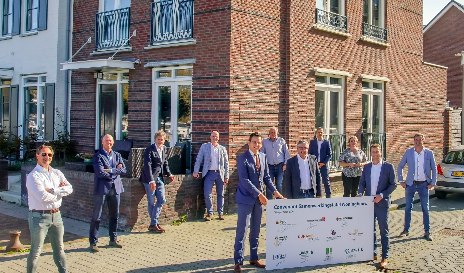 Vrijdag tekenden de partijen op de woningmarkt de samenwerking om met meer tempo voldoende woningen te bouwen. | Foto: PR