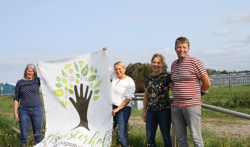 Voor de paardenwei waar in 2021 het nieuwe Elsgeesterhof verschijnt. Van links naar rechts: Ingrid Verdegaal, Jacqeline Bader en het echtpaar Marion en Patrick Weijers | Tekst en foto: Piet de Boer