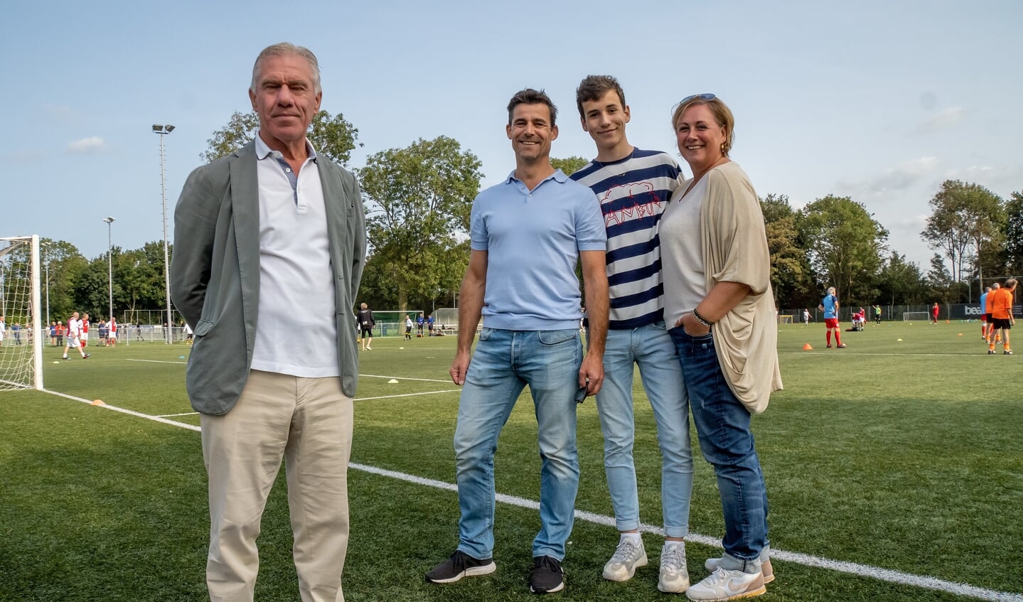 Wim Rijsbergen (links) opende het toernooi samen met Feijs, op de foto met zijn ouders. 