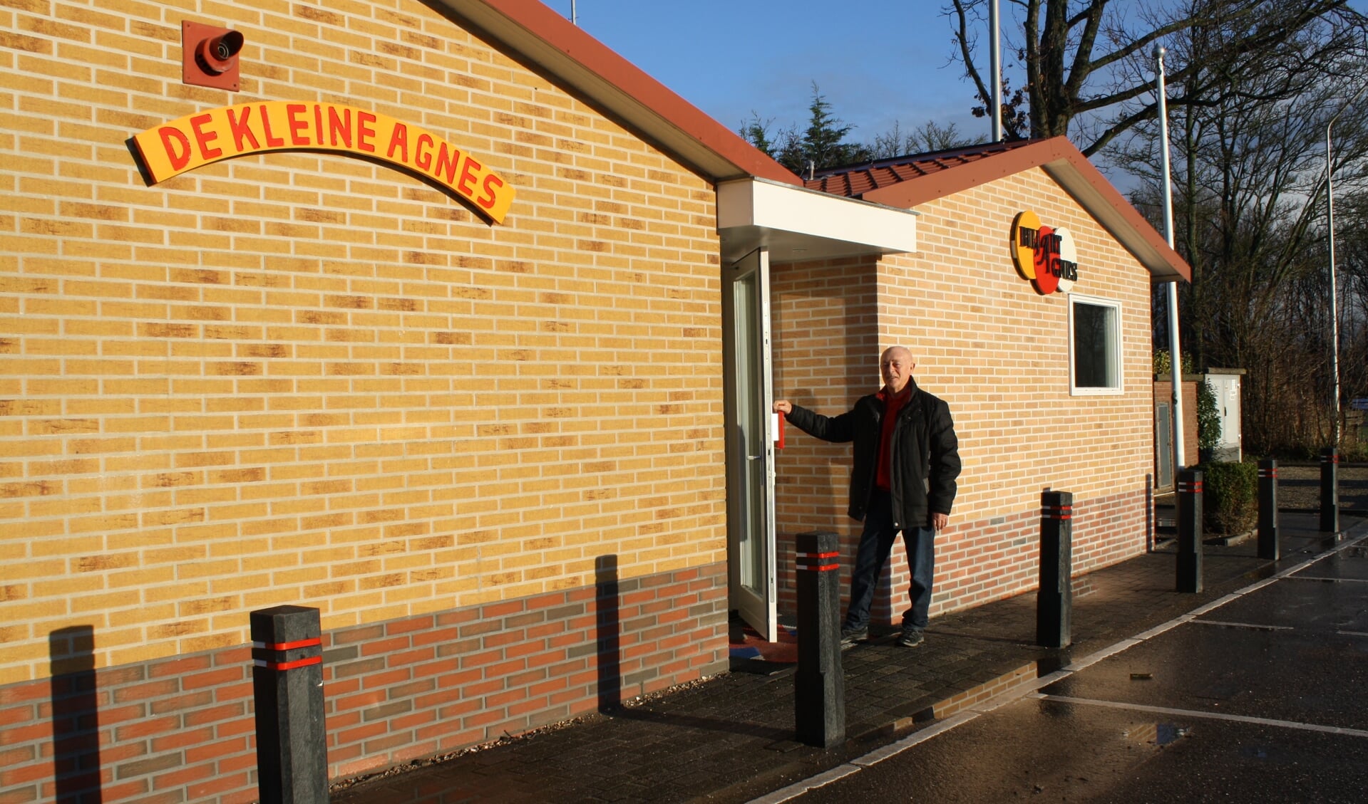 Voorzitter Cor van Steijn houdt de deur open van de grote, vernieuwde Kleine Agnes. | Foto: PdB
