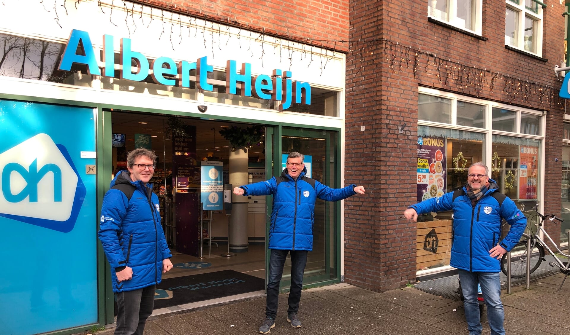 Blije gezichten bij voorzitter Matthieu van Winsen (m) en supermarkt-eigenaar Hans Oudshoorn (r) bij de overhandiging van de jassen. | Foto: pr.