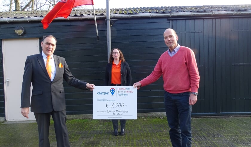 <p>Voorzitter Ton Wolvers en Stefanie IJsselmuiden van de OVV krijgen de cheque overhandigd van Marcel van der Broek (vice voorzitter Jacoba van Beierenfonds).&nbsp;&nbsp;</p>  
