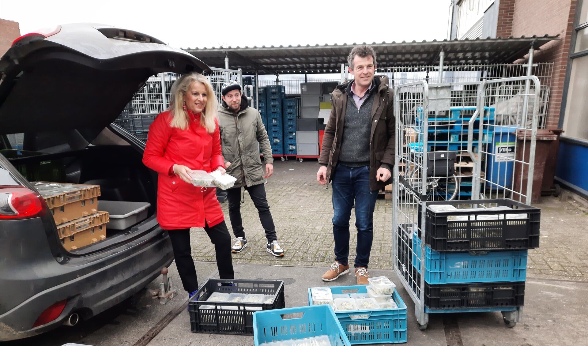Karin Mol van de Rotary Leiderdorp, Reinier Kempenaar (links) en chefkok Martijn Koeleman van De Dyck leveren de boerenkoolmaaltijden af bij de Voedselbank Leiden e.o.