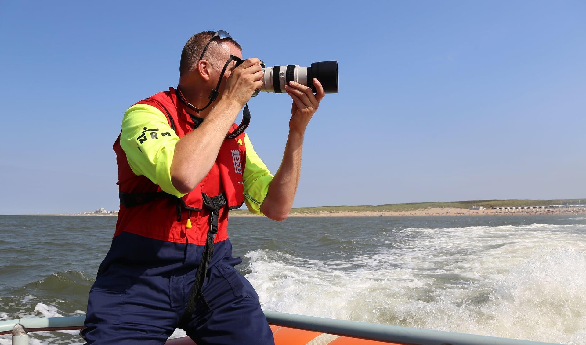 Arie van Dijk, bemanningslid én fotograaf. | Foto: KNRM Katwijk