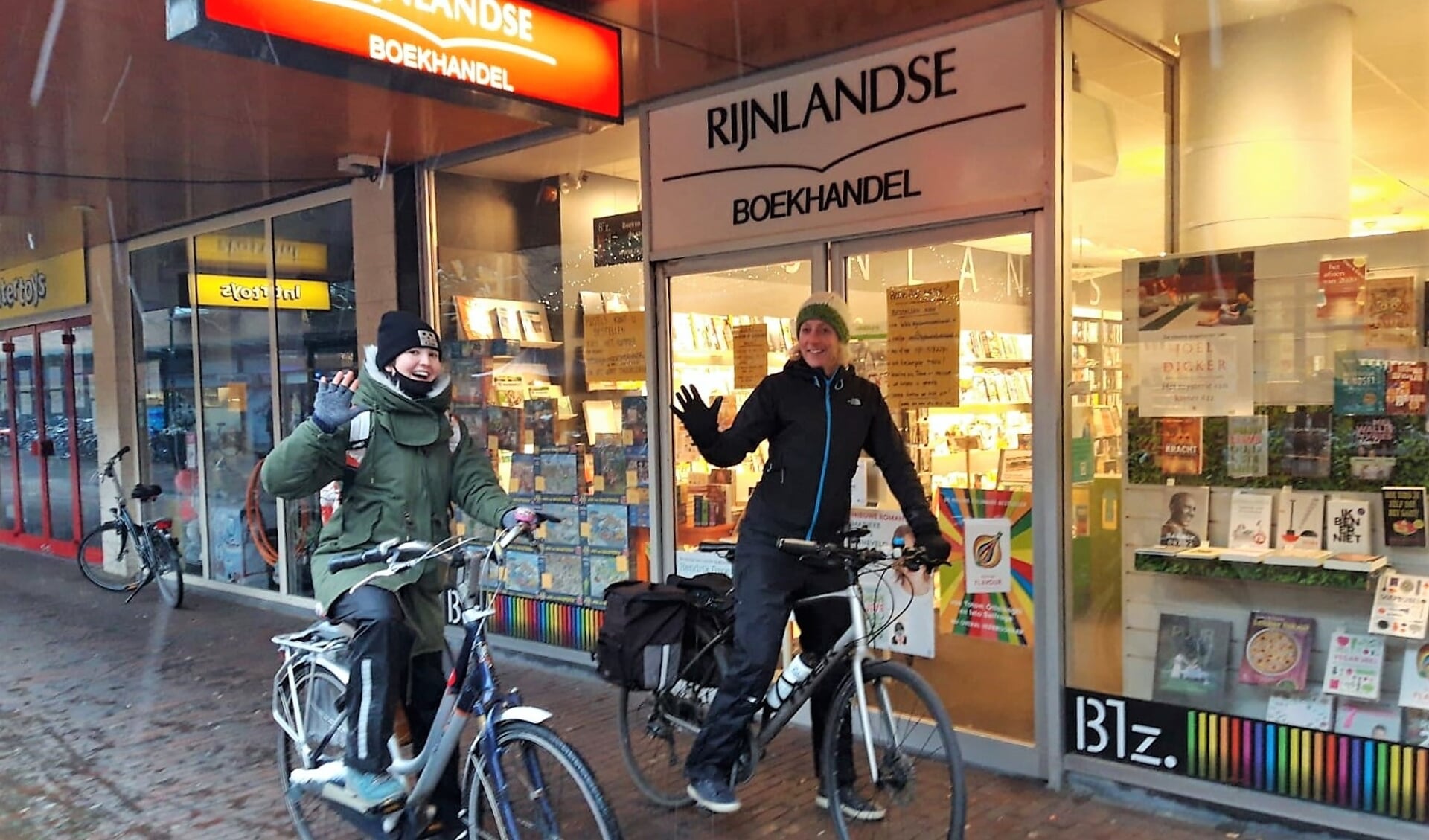Nienke en Lizzy afgelopen zaterdag bij de start van een barre fietstocht door de sneeuw om boeken in Oegstgeest en omgeving te bezorgen. Bestellen kan via telefoon, mail of website: www.rijnlandseboekhandel.nl.