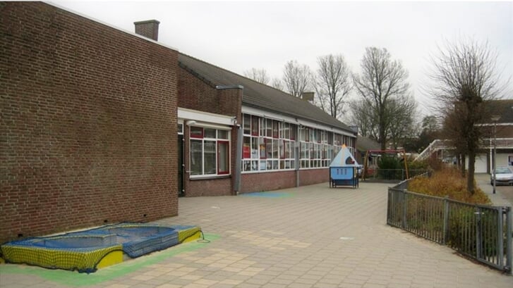 Het schoolgebouw aan de Broekweg is al 60 jaar oud, en toe aan vernieuwing. | Foto: archief