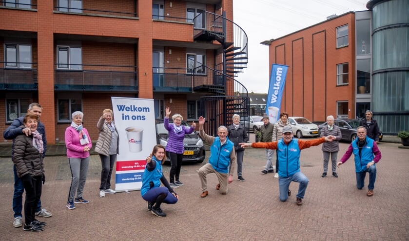 <p>Fred van Setten, Rob van der Groen en Koos Koster (v.l.n.r.) van Clubhuis De Derde helft en fitnesscoach Nathalie Beekman droegen vorige week voor het eerst de blauwe Clubhuis bodywarmers die het Ouderenfonds heeft gedoneerd. Verder op de foto een aantal van de deelnemers aan het Balkonbewegen aan de Brandwacht.</p>