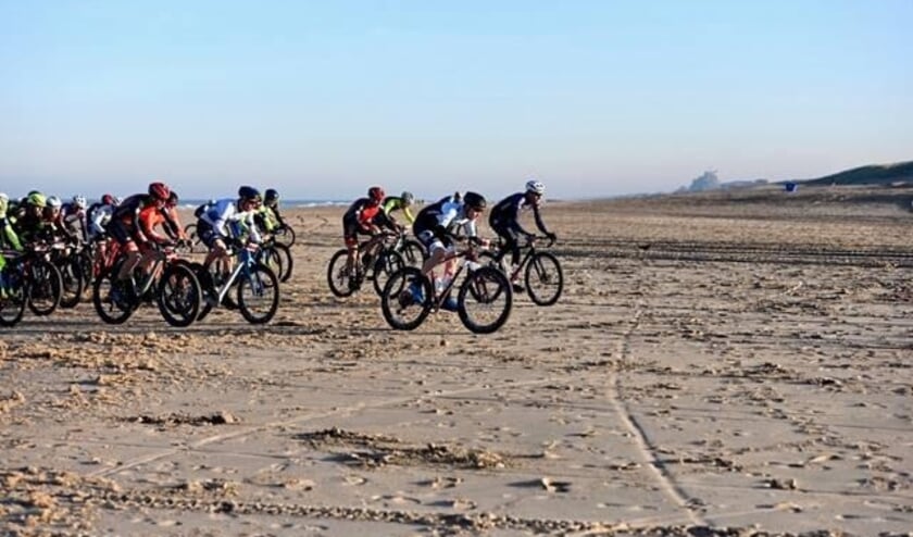<p>Rick van Breda aan kop op het Noordwijkse strand.</p>