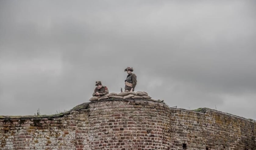<p>Bezoekers aan de Ruïne van Teylingen kunnen weer militaire taferelen van verschillende legers bekijken. | Foto: pr./Anne Moss</p>