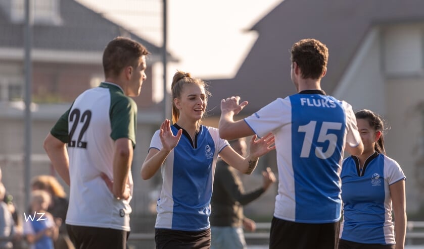 Watchwinner Demi van Duin wordt gefeliciteerd met haar winnende treffer.
