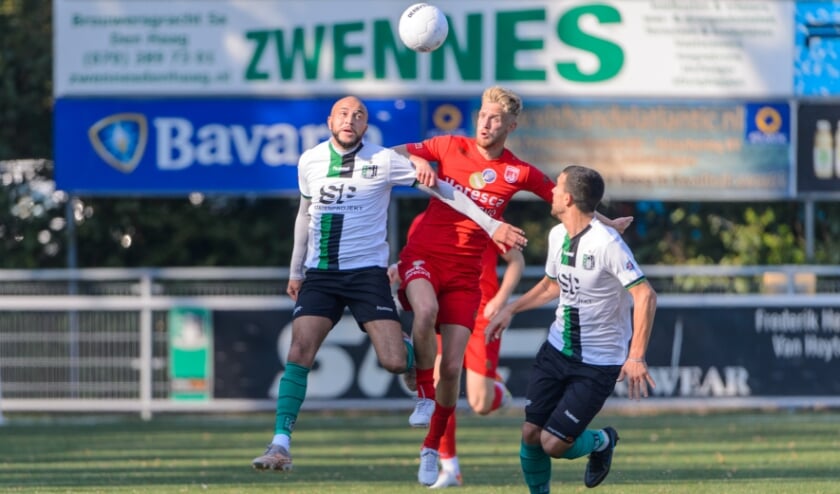 Sander Bosma in gevecht om de bal met Jari de Jong van Scheveningen.| Foto: Rob Romer/Orange Pictures)