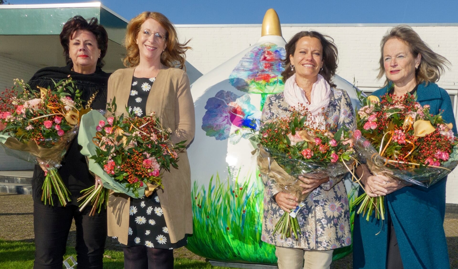Wendy Verkleij, Carla Breuer, kunstenares Mary Willemsen en Lies Spruit na de onthulling van de Reuzenbol.