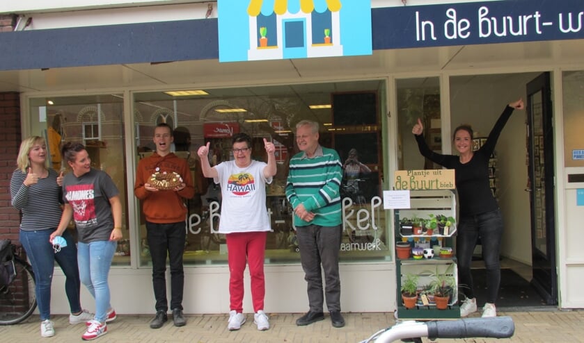 <p>Projectbegeleiders Manon van der Zwet en Eefje Visser, cliënten Maarten, Jacqueline en Gerard en Raamwerk medewerker Rachelle zijn in hun sas met de vaste stek in het dorpshart van Sassenheim. </p>