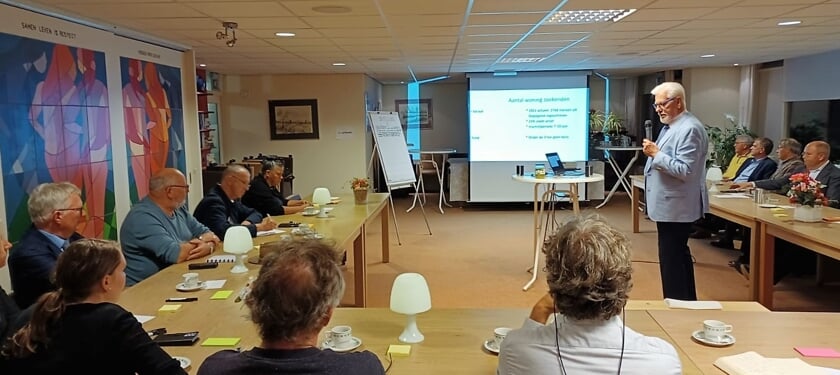 <p>Prof. dr. Peter Boelhouwer liet de aanwezigen gezamenlijk discussiëren. | Foto Cor de Jongh</p>