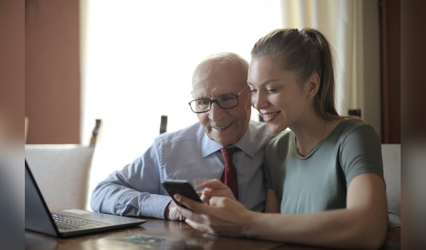 <p>Senioren kunnen hulp krijgen bij het installeren van de CoronaCheck-app.</p>